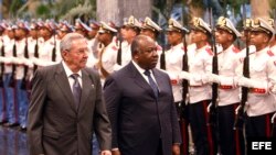 Raúl Castro recibe con una guardia de honor militar al presidente de Gabón, Alí Bongo Ondimba (c), en la sede del Consejo de Estado el 7 de julio de 2017, en La Habana.