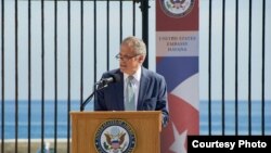 DeLaurentis durante la apertura de la embajada de EEUU en La Habana.