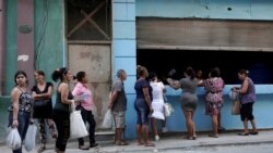 Cubanos hacen fila para adquirir productos en una tienda del Estado, el 23 de marzo del 2020, en medio de la crisis por el coronavirus.