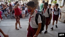 NIños en Cuba usan máscaras para protegerse del coronavirus