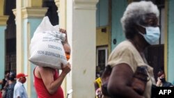 Una cola frente a una tienda en La Habana, en medio de las medidas de control para frenar la propagación del COVID-19.