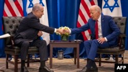 El presidente estadounidense, Joe Biden, le da la mano al primer ministro israelí, Benjamin Netanyahu, mientras se reúnen al margen de la 78.ª Asamblea General de las Naciones Unidas en la ciudad de Nueva York el 20 de septiembre de 2023.