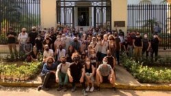 Grupo de jóvenes artistas piden ser escuchados frente al Ministerio de Cultura. (Facebook)