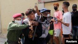 Policías vestidos de civil detienen a un joven durante las protestas el 11 de julio en La Habana. (REUTERS / Stringer)