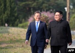 El líder de Corea del Norte Kim Jong Un (der.) y de Corea del Sur Moon Jae-in (izq.) en Panmunjom.