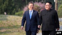 El líder de Corea del Norte Kim Jong Un (der.) y de Corea del Sur Moon Jae-in (izq.) en Panmunjom.