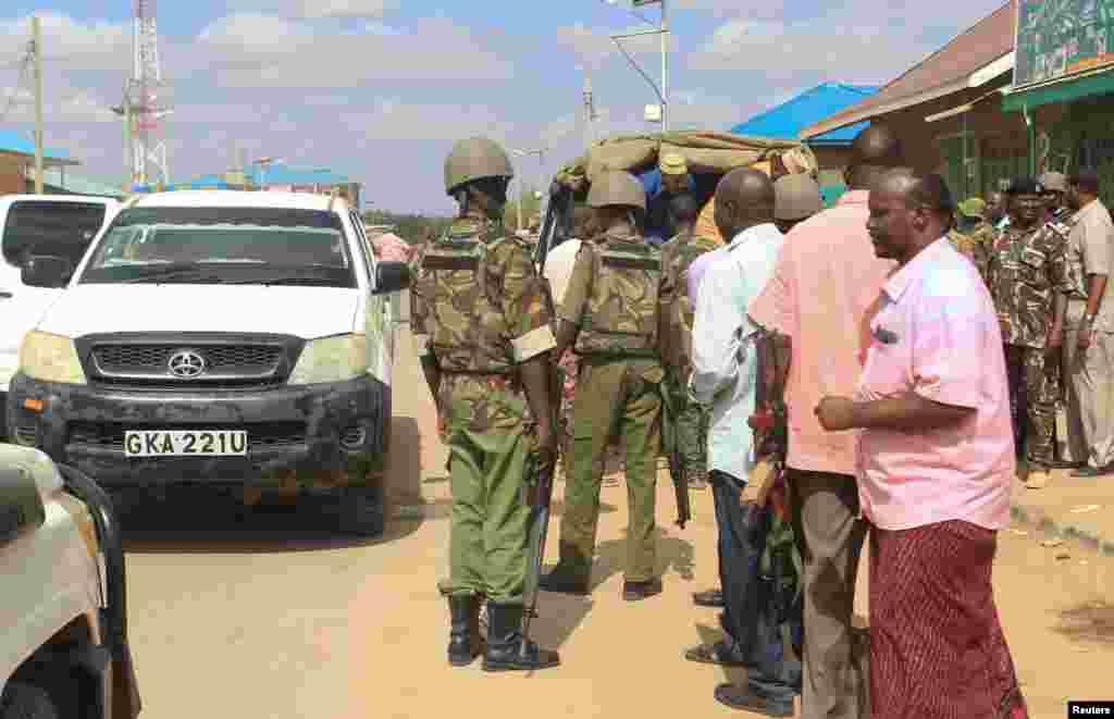 Oficiales de seguridad junto al auto donde secuestraron a los médicos cubanos en Mandera Kenia.