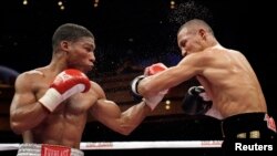 Yuriorkis Gamboa, a la izquierda, en una foto de archivo. REUTERS/Steve Marcus