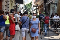 Policías controlan a los ciudadanos que se aglomeran por la necesidad de conseguir alimentos en La Habana, Cuba