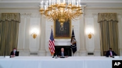 El presidente Joe Biden en reunión con líderes cubanoamericanos en la Casa Blanca el 30 de julio de 2021. Junto a Biden el asesor de seguridad nacional, Jake Sullivan (izq.) y Cedric Richmond (der.) Foto AP / Susan Walsh