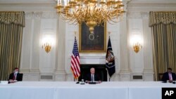 El presidente Joe Biden en reunión con líderes cubanoamericanos en la Casa Blanca el 30 de julio de 2021. Junto a Biden el asesor de seguridad nacional, Jake Sullivan (izq.) y Cedric Richmond (der.) (Foto AP / Susan Walsh).