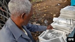 Un hombre observa la portada del periódico con la fotografía del líder de la revolución cubana Fidel Castro hoy, domingo 27 de noviembre de 2016, en La Habana (Cuba).