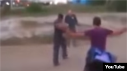 Imagen del vídeo en el que un policía hondureño dispara a un grupo de cubanos.