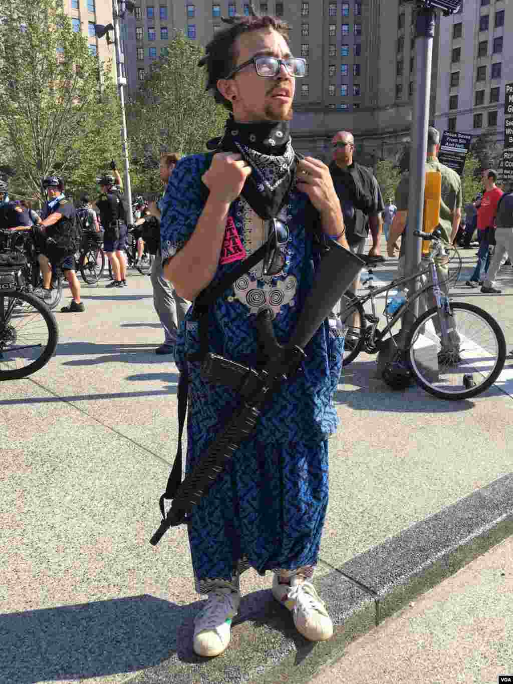 Armados hasta los dientes para protestar en la Convención Republicana.