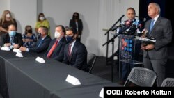 El congresista Carlos Giménez en conferencia de prensa en el Museo de la Diáspora.