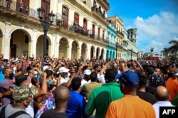 Cubanos se manifiestan contra el gobierno de Miguel Díaz-Canel, el 11 de julio de 2021, en La Habana. (Yamil Lage/AFP)