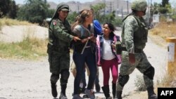 Migrantes detenidos cruzando Río Bravo