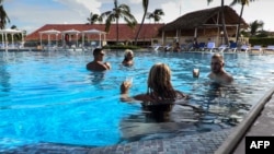 Turistas en la piscina del Hotel Santa Lucía, en Camagüey. AFP PHOTO / MAYLIN ALONSO