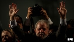 El expresidente brasileño Luiz Inácio Lula da Silva participa en un evento con miles de simpatizantes en Curitiba.