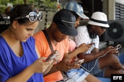 Un grupo de jóvenes navegan por internet en un punto Wifi en La Habana.