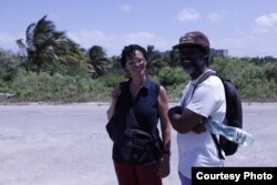 Coco Fusco con el artista y activista cubano Amaury Pacheco, del grupo Omni-Zona Franca.