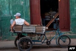 Un carretillero en La Habana.