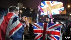 Un seguidor del Brexit posa con la bandera del Reino Unido antes del comienzo de las celebraciones en la Plaza del Parlamento por la salida del país de la Unión Europea. 