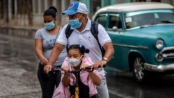 Una familia se traslada en bicicleta por una calle de La Habana. (AP/Ramón Espinosa).