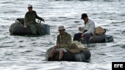 Varios pescadores a bordo de neumáticos de camión.