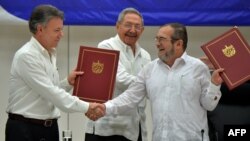 Juan Manuel Santos, Timoleon Jiménez, "Timochenko" junto a Raúl Castro tras firmar el acuerdo de Paz en La Habana. ADALBERTO ROQUE / AFP