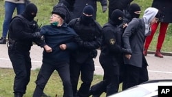 Policías en Minsk arrestan a manifestantes, el 15 de noviembre de 2020. (AP Photo).