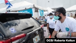 Voluntarios recogen ayuda para enviar a los cubanos de la isla como parte de la iniciativa Solidaridad Entre Hermanos, en Miami, el 20 de mayo del 2020. (Roberto Koltún).