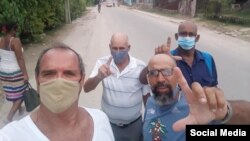 José Díaz Silva (izq.) junto a otros miembros del MONR, durante una manifestación en La Güinera, Arroyo Naranjo. (Foto: Facebook)