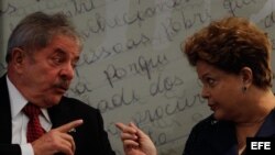 La ex presidenta brasileña, Dilma Rousseff (d), y el expresidente Luiz Inácio Lula da Silva (i).