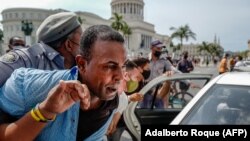 Un hombre es arrestado durante las protestas del 11J en La Habana (Adalberto Roque/AFP).