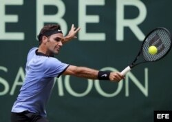 Roger Federer devuelve la bola contra Mischta Zverev.