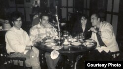 Cena de despedida. Jorge Crespo, Juan-Si González, Ana Lidia Correa y Marco Antonio Abad (i-d). Meses después, Marco fue detenido mientras filmaba el mitin de repudio contra María Elena Cruz Varela en su casa de Alamar.