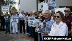 Cubanos exiliados protestan frente al Consulado español en el sur de la Florida por la visita a Cuba de los Reyes Felipe VI y Letizia (Foto: Roberto Koltún).