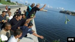 Alrededor de 30 opositores cubanos, pertenecientes al ilegal Partido Popular Republicano, lanzan flores al mar en homenaje a las víctimas del remolcador "13 de Marzo". Foto de archivo