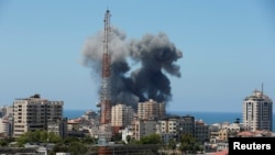 El humo se eleva durante un ataque aéreo israelí, en medio de un estallido de violencia israelí-palestina, en la ciudad de Gaza, el 13 de mayo de 2021. REUTERS / Suhaib Salem