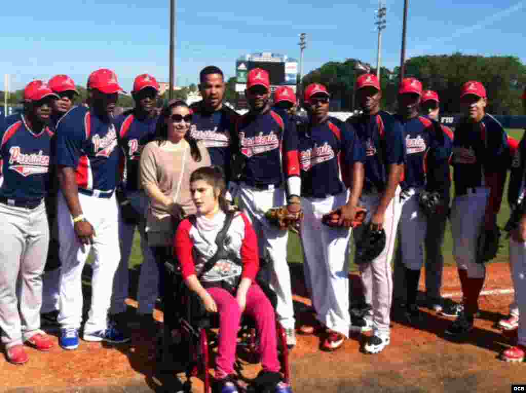 Peloteros cubanos de las Grandes Ligas, entre ellos Yasiel Puig (Dodgers de Los Ángeles), José Abreu (Medias Blancas de Chicago), Yoenis Céspedes (Tigres de Detroit) y Rusney Castillo (Medias Rojas de Boston), posan junto a una niña con parálisis cerebral.