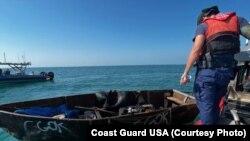 Guardacostas estadounidenses interceptan una embarcación de migrantes irregulares en aguas de Florida. (Foto: Archivo USCG)