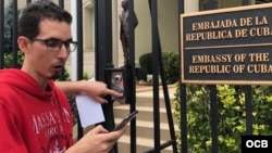 Roberto Quiñones hijo en la embajada de Cuba en Washington. Foto Michelle Sagué.