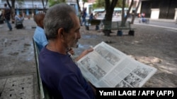 En La Habana un hombre lee el diario oficial Juventud Rebelde. (Yamil Lage/AFP).