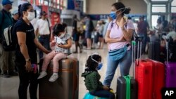 Viajeros esperan sus vuelos de regreso a casa en el Aeropuerto Internacional José Martí de La Habana.