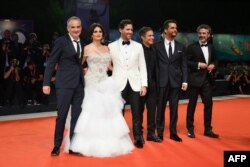 De izquierda a derecha, el director Olivier Assayas, la actriz Penélope Cruz y los actores Edgar Ramírez, Gael García Bernal, Wagner Moura y Leonardo Sbaraglia en la alfombra roja del Festival de Venecia (Foto: Alberto Pizzoli/AFP).