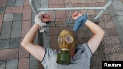 Un activista en un performance de protesta contra la tortura, frente al parlamento de Ucrania en 2018. (REUTERS).