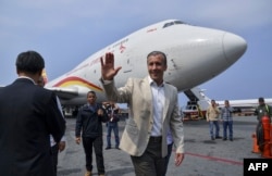 Tarek El Aissami despide al embajador chino Li Baorong en el aeropuerto de Maiquetía.