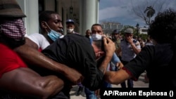 Agentes de civil arrestan violentamente a los manifestantes el 11 de julio en La Habana.