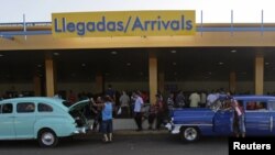 Taxis particulares o "boteros" esperan a la salida del Aeropuerto Internacional José Martí.